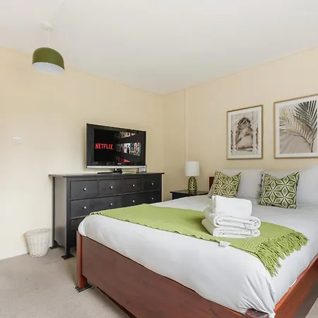 Parea Living - Cosy Flat With Skyline Views Beside Canary Wharf London