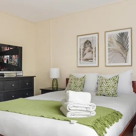 Parea Living - Cosy Flat With Skyline Views Beside Canary Wharf *
