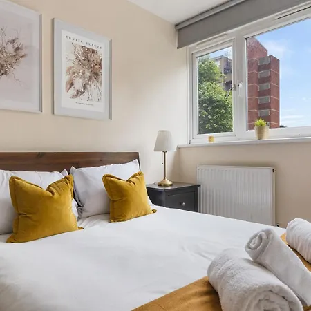 Parea Living - Cosy Flat With Skyline Views Beside Canary Wharf London