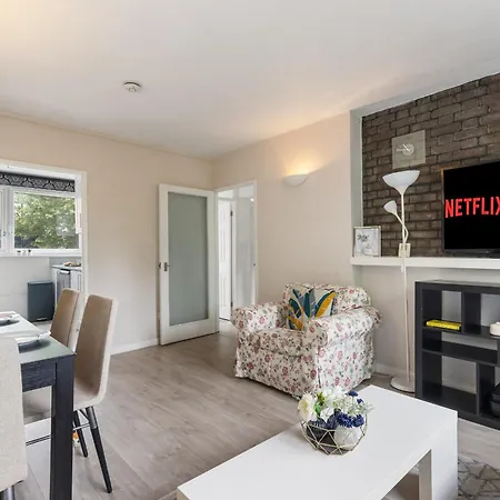 Parea Living - Cosy Flat With Skyline Views Beside Canary Wharf Apartment *