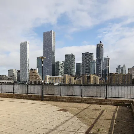 Parea Living - Cosy Flat With Skyline Views Beside Canary Wharf *