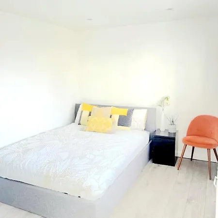 3 Bedroom House London *