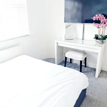 3 Bedroom House London