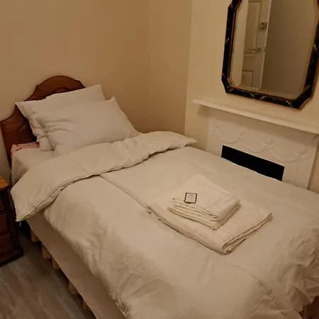 Single Room- London Seven Kings Train Station Ilford