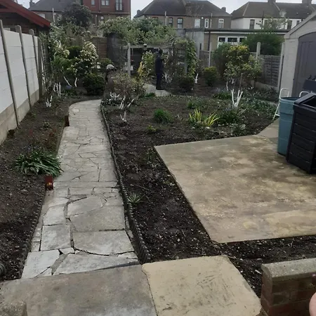 Homestay Single Room- London Seven Kings Train Station *