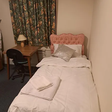 Single Room- London Seven Kings Train Station Homestay