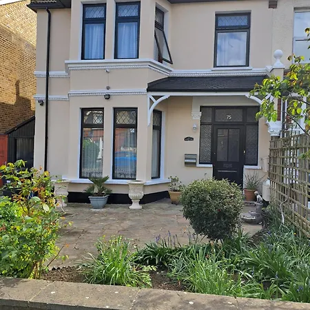 Single Room- London Seven Kings Train Station * Ilford