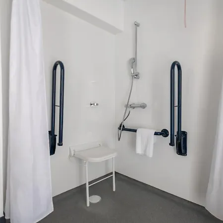 Easyhotel 2*