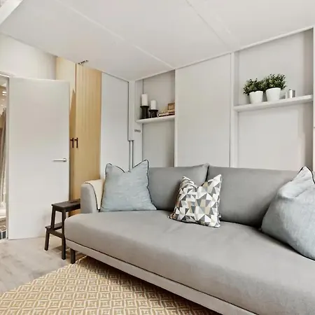 73 Oakley Square * London
