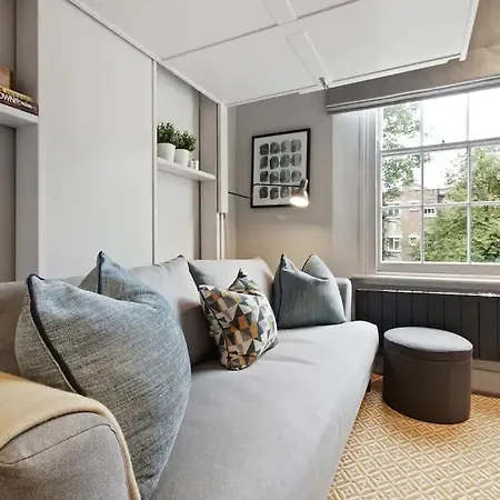 73 Oakley Square Apartment *