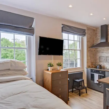 73 Oakley Square Apartment