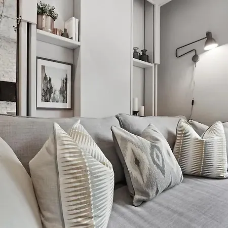 73 Oakley Square Apartment *