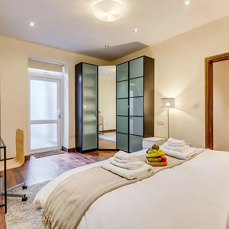 Entire Family - 2bd2bth Earl's Court