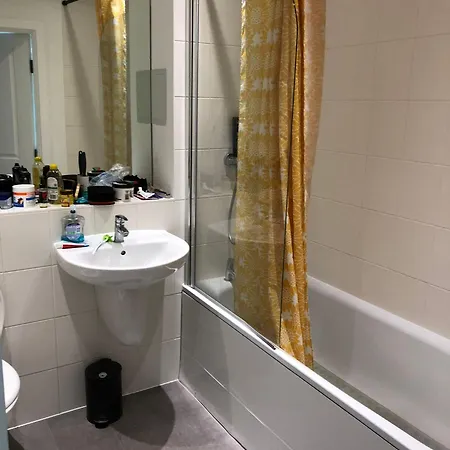 Impeccable 2-bed In Apartment
