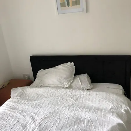 Impeccable 2-bed In Apartment *