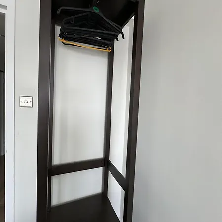 Brand New Suit 10 Min To Walk Central Line!