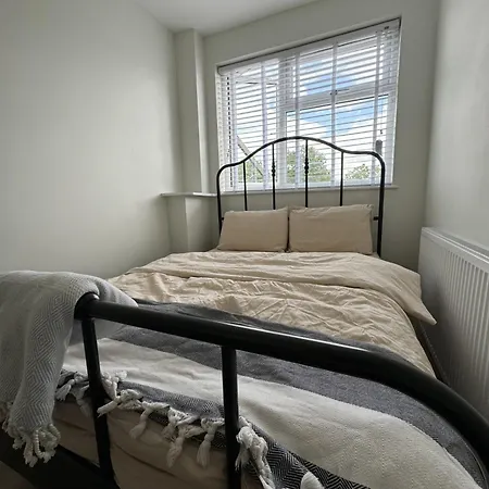 Homestay Brand New Suit 10 Min To Walk Central Line! *