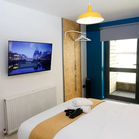 New Luxury In The Heart Of Next To Shops, Cafes, Bars & Metro With Shared Bathrooms * ロンドン