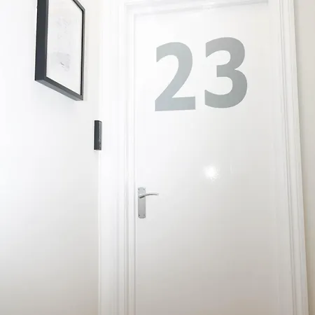 New Luxury In The Heart Of Next To Shops, Cafes, Bars & Metro With Shared Bathrooms ホームステイ ロンドン