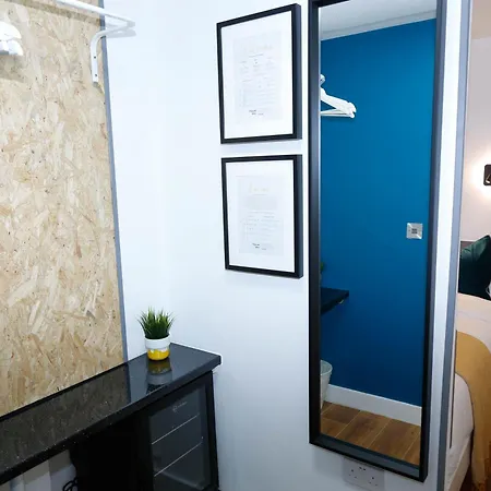 ホームステイ New Luxury In The Heart Of Next To Shops, Cafes, Bars & Metro With Shared Bathrooms ロンドン