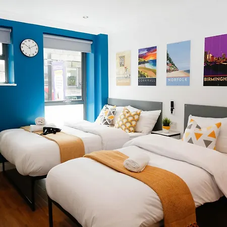 New Luxury In The Heart Of Next To Shops, Cafes, Bars & Metro With Shared Bathrooms *