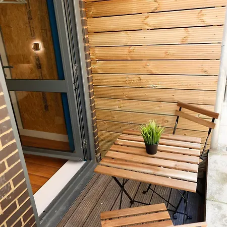 ホームステイ New Luxury In The Heart Of Next To Shops, Cafes, Bars & Metro With Shared Bathrooms ロンドン