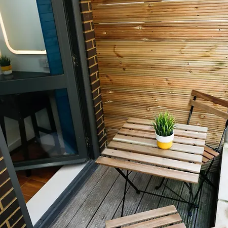 New Luxury In The Heart Of Next To Shops, Cafes, Bars & Metro With Shared Bathrooms ホームステイ *