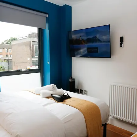 ホームステイ New Luxury In The Heart Of Next To Shops, Cafes, Bars & Metro With Shared Bathrooms ロンドン