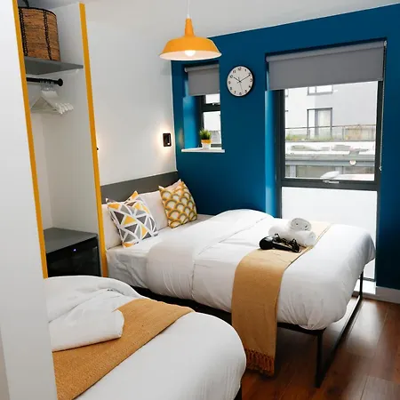 New Luxury In The Heart Of Next To Shops, Cafes, Bars & Metro With Shared Bathrooms *
