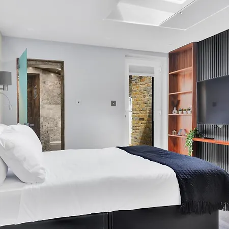 Skyline Apartment *