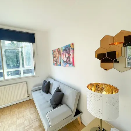 Flat F, 266 Bethnal Road Apartment