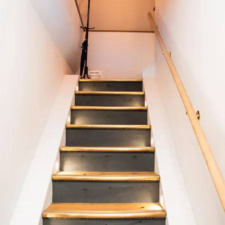 Pass The Keys A Vibrant Characterful Mews House With Air Con Apartment