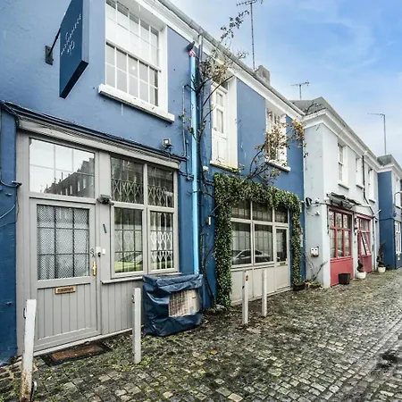 Pass The Keys A Vibrant Characterful Mews House With Air Con Apartment *