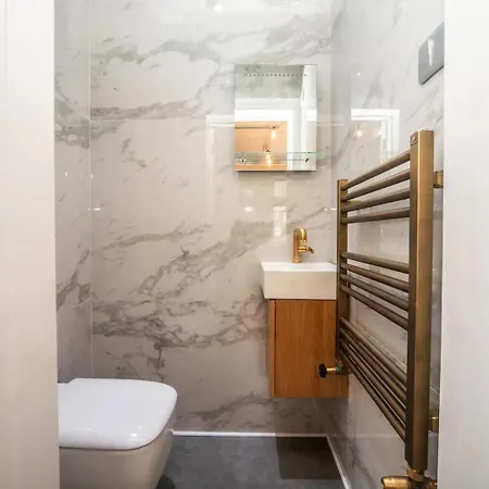 Apartment Pass The Keys A Vibrant Characterful Mews House With Air Con London