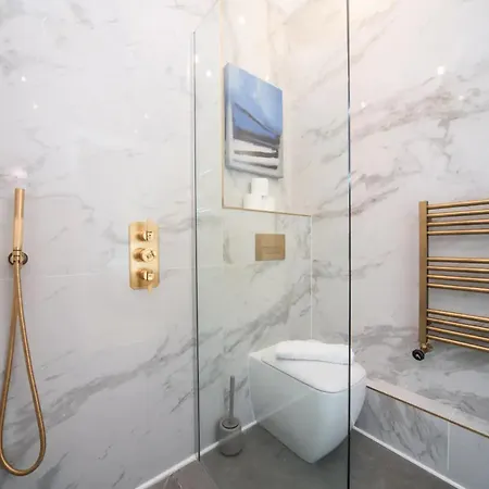 Apartment Pass The Keys A Vibrant Characterful Mews House With Air Con London