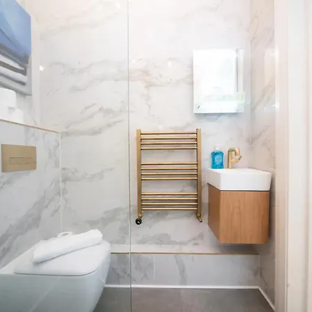 Pass The Keys A Vibrant Characterful Mews House With Air Con London