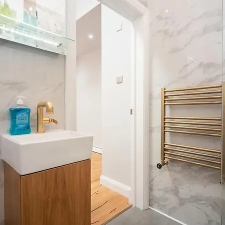 Pass The Keys A Vibrant Characterful Mews House With Air Con *