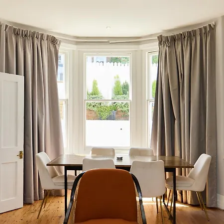 The West Kensington Hideout - Cozy 2bdr Flat With Garden London