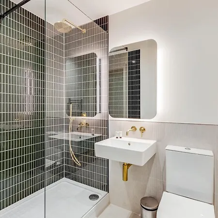 Khayat Homes - The Great Escape - 3 Bed Luxury Apartment London