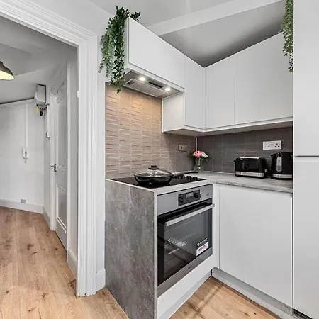 Luxury, Relaxing Apartment! 2 Mins From Paddington Station! *