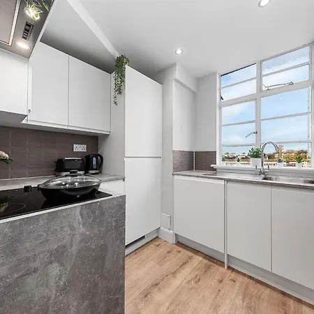 Luxury, Relaxing Apartment! 2 Mins From Paddington Station!