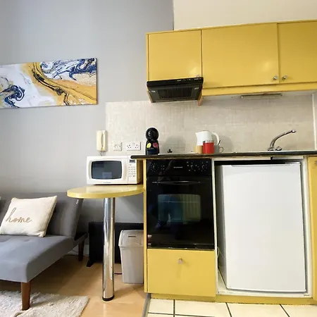Modern Close To Hyde Park Apartment *