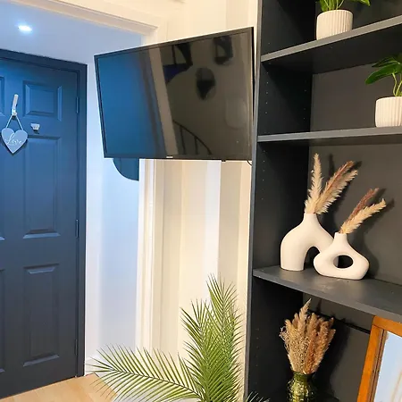 Modern Close To Hyde Park Apartment *