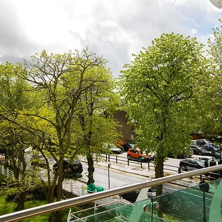Skyvillion - Cozy In Town With Free Parking & Wifi *