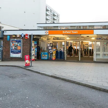 Skyvillion - Cozy In Town With Free Parking & Wifi * Enfield