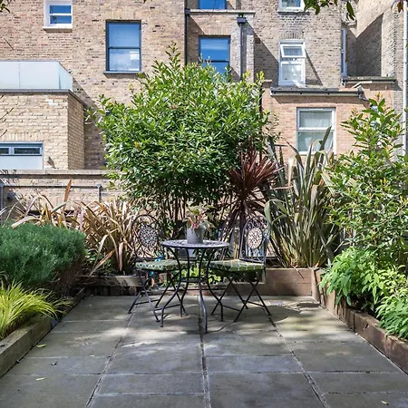 Room2 Hammersmith Townhouse Aparthotel 4*