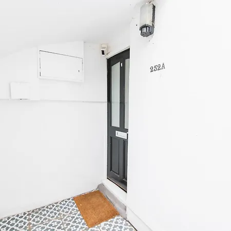 Pass The Keys - Modern & Stylish Garden In Islington *