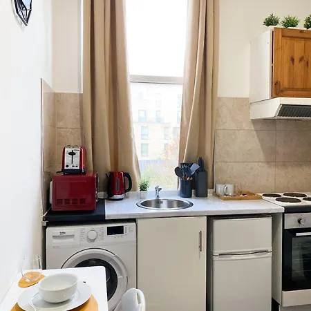 Modern Queenspark Apartment London