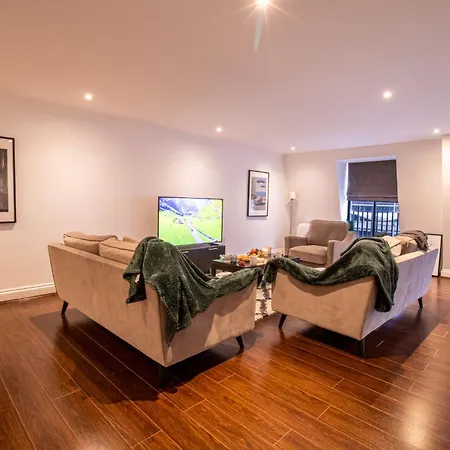 Luxurious In Mayfair Apartment London