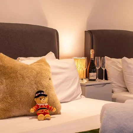 Luxurious In Mayfair Apartment London